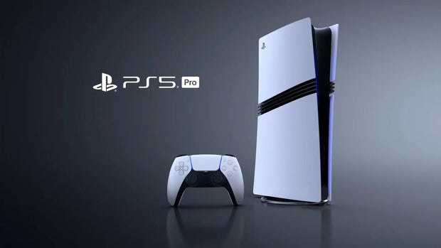 Weiße und schwarze PlayStation 5 Pro Konsole mit schlankem, geschwungenem Design und markanten horizontalen Lüftungsschlitzen.